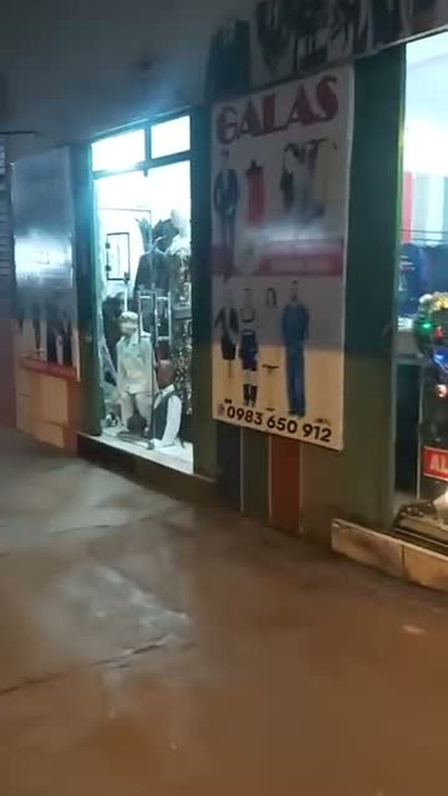 Vidriera con vestidos en alquiler y venta